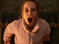 Abigail يغرق أسنانه في إصدار منزلي غدا
