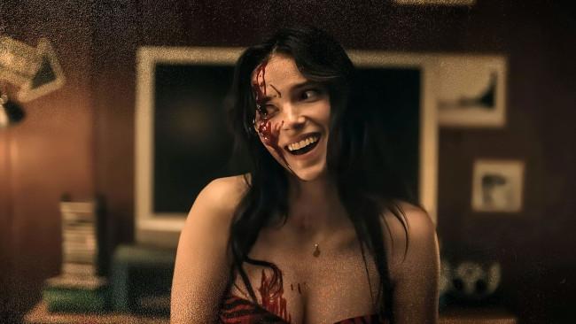 Obsession نجمة الفيلم إندي نافاريت "قد تكون مهتمة" بالظهور في فيلم من أفلام مارفل